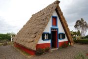 Traditional_thatched_house_(palheiro),_Santana,_Madeira,_Portugal.jpg